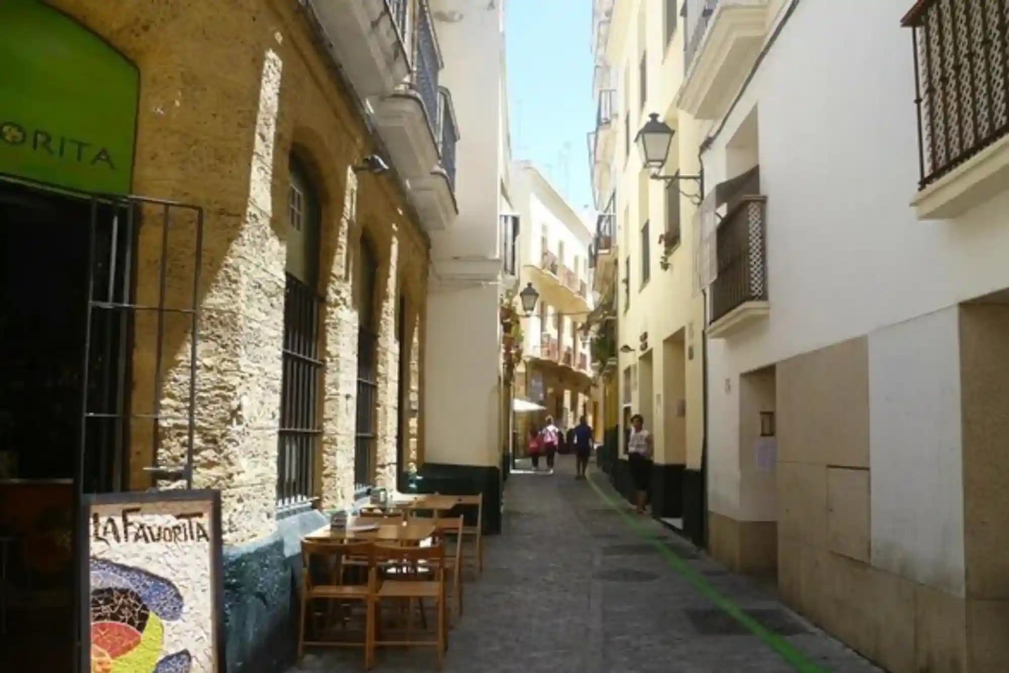 Explore the Medieval Streets via a Free Tour Cádiz